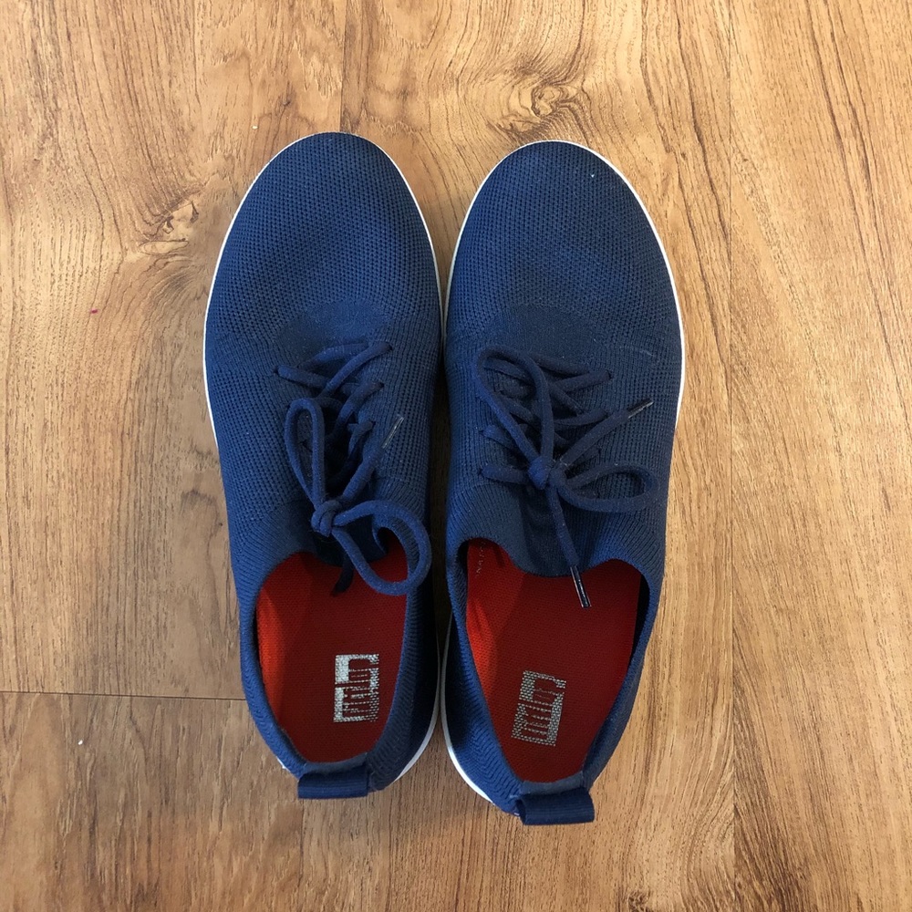 navy tennis shoes